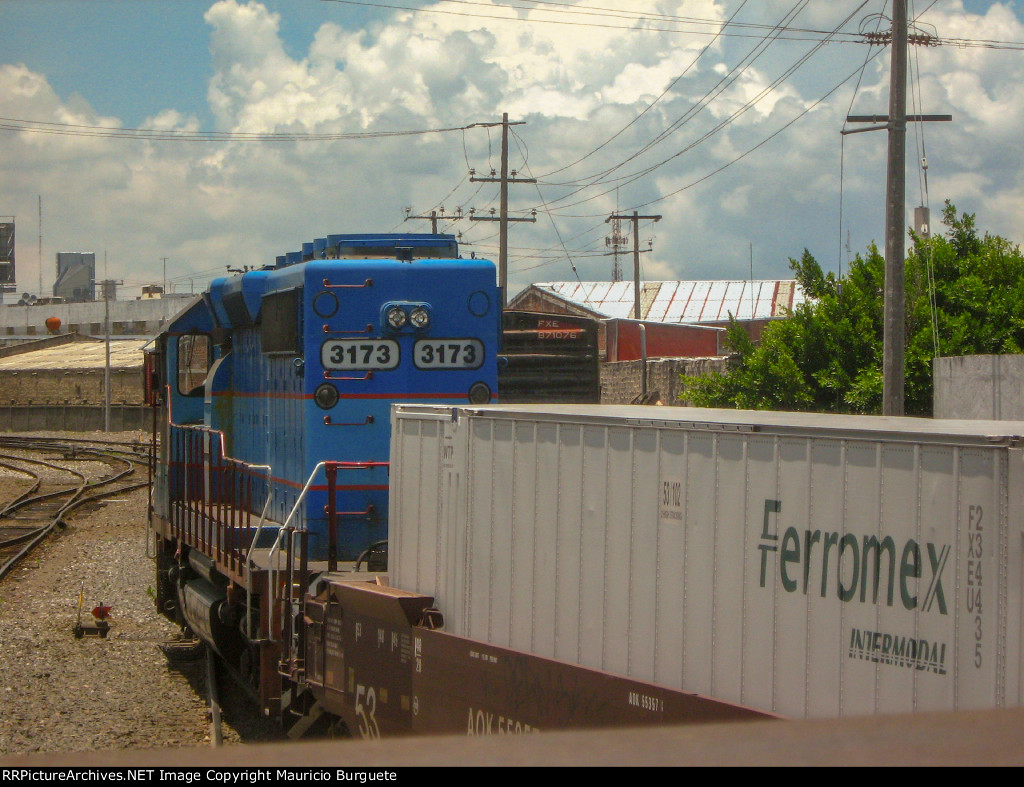 FXE SD40-2 leading an intermodal train